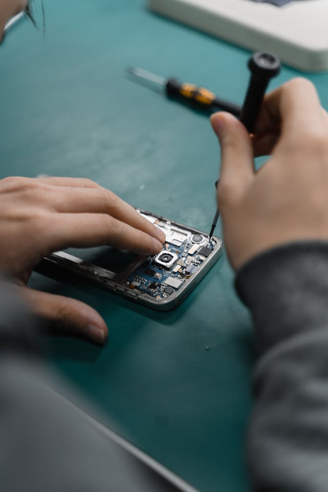 wymiana baterii w telefonie
