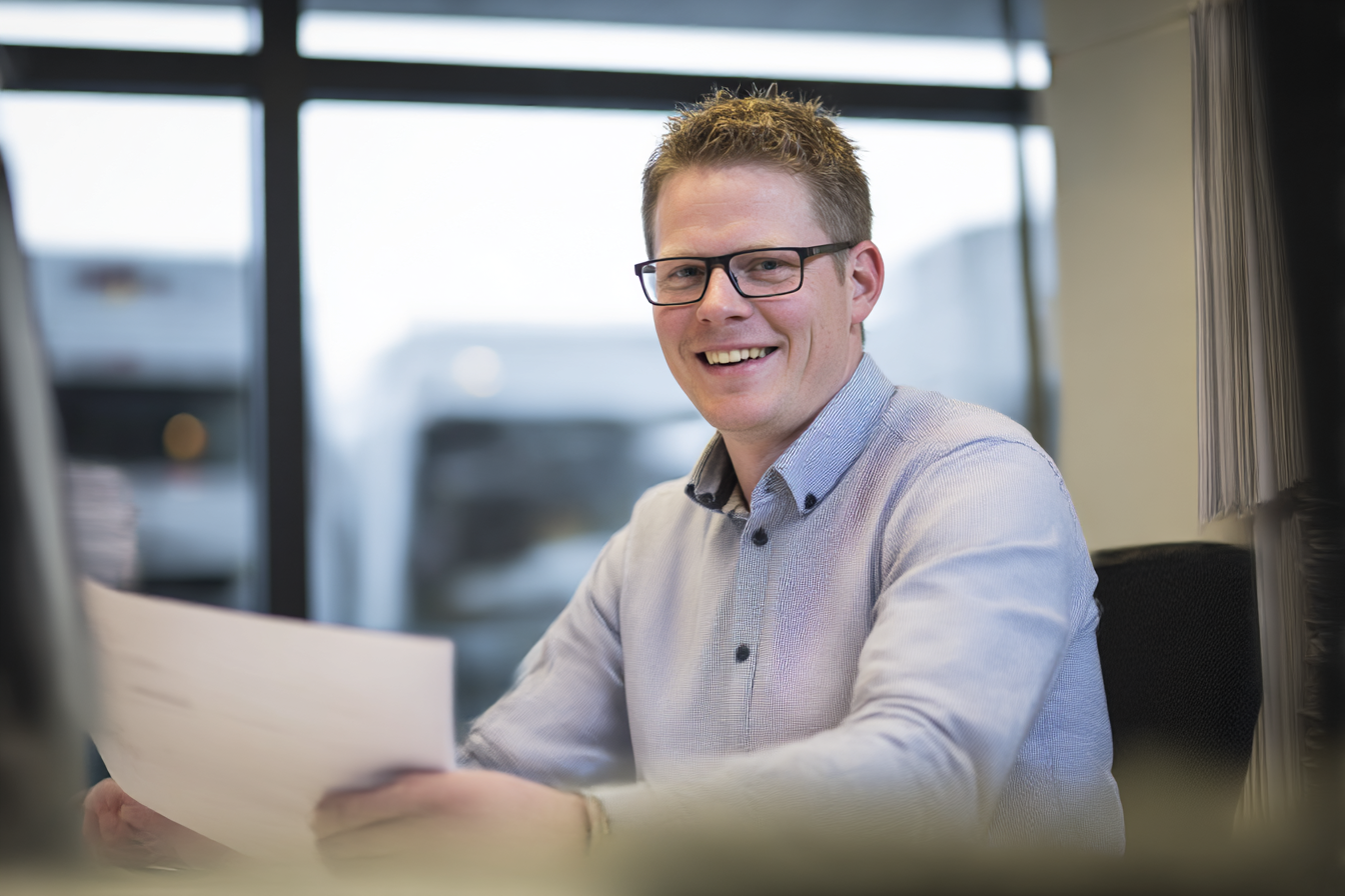 Instructeur licht de veiligheidsregels en certificeringseisen voor heftruckchauffeurs toe tijdens een training bij Heftruckconcurrent, met nadruk op wettelijke regelgeving en veilig werken.
