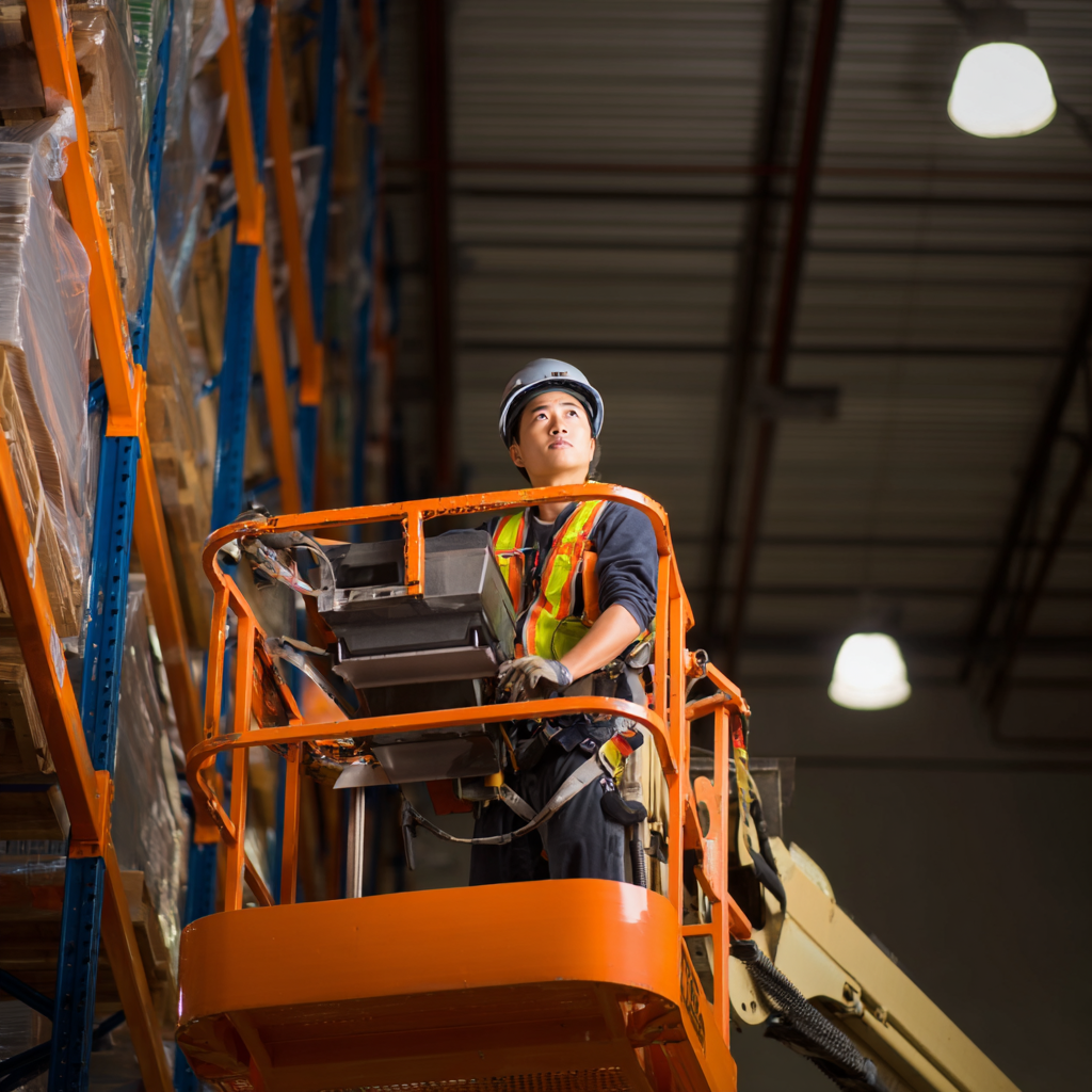 Cursist volgt een eendaagse hoogwerkertraining bij Hijsconcurrent om snel en efficiënt het hoogwerkercertificaat te behalen in een indoor trainingsruimte.