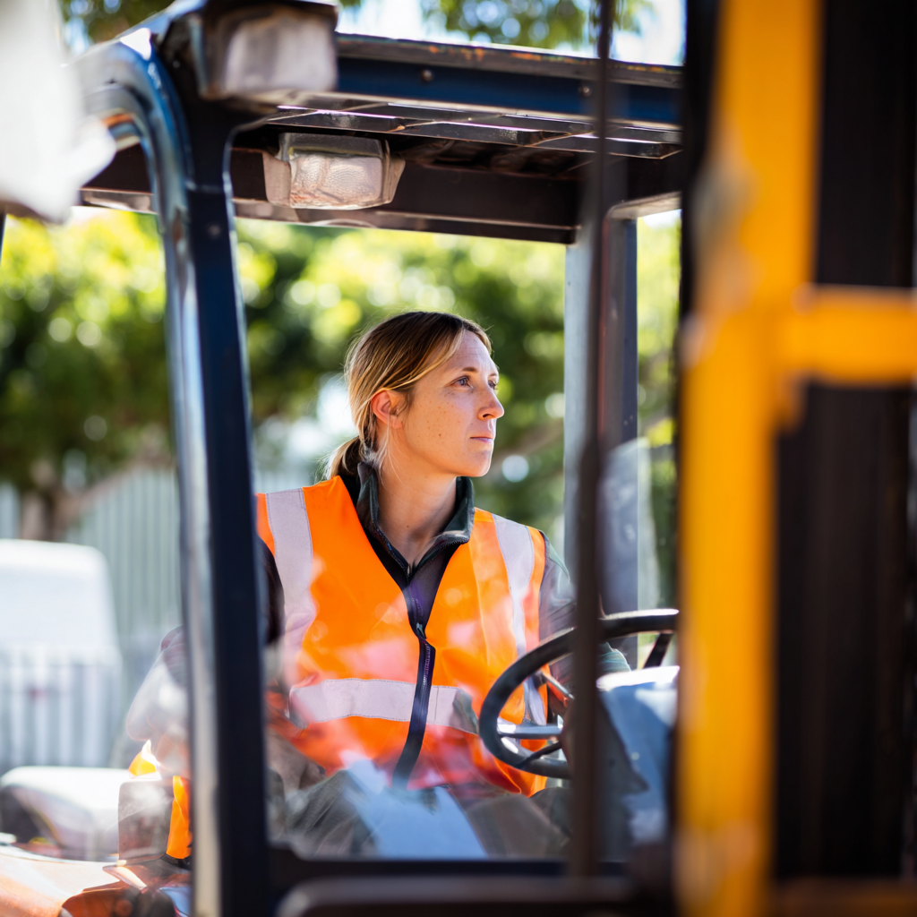 Instructeur verzorgt een heftruckopleiding op locatie bij een bedrijf, waar medewerkers hun heftruckcertificaat voordelig en efficiënt behalen met Heftruckconcurrent.
