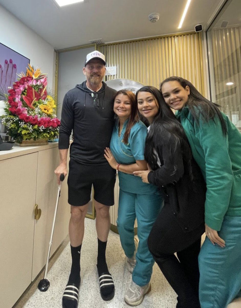 Patient after stem cell therapy at Reviv clínica with medical team, recovery result shown
