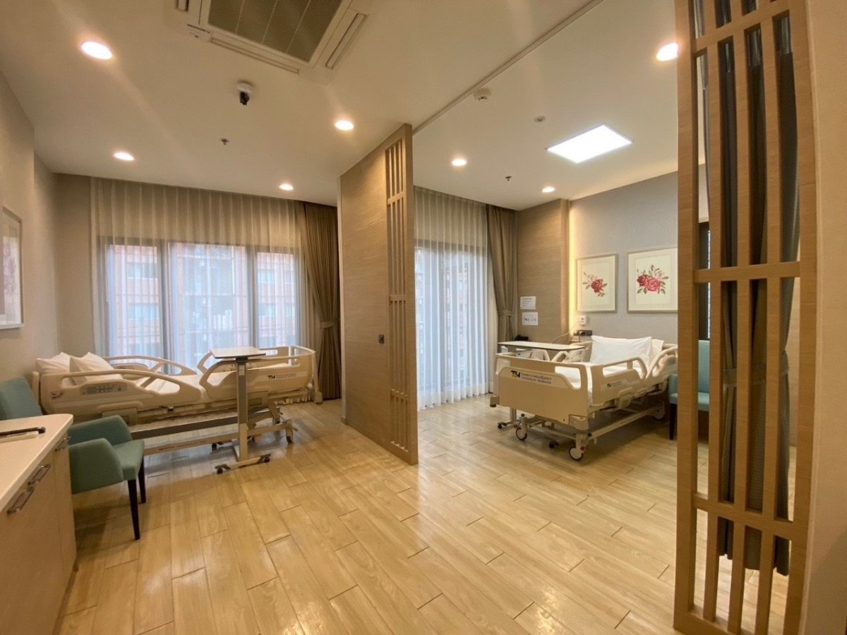 Modern patient room at Sanpiti Rehabilitation Center with comfortable hospital beds and decor