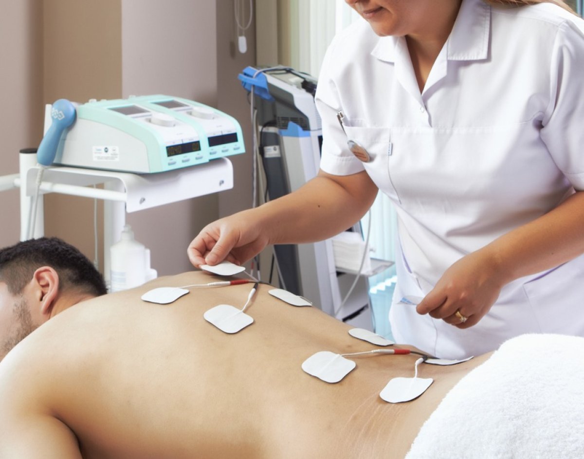 Séance de physiothérapie avec électrothérapie au Nobel Medical, Physical Therapy & Rehabilitation Center