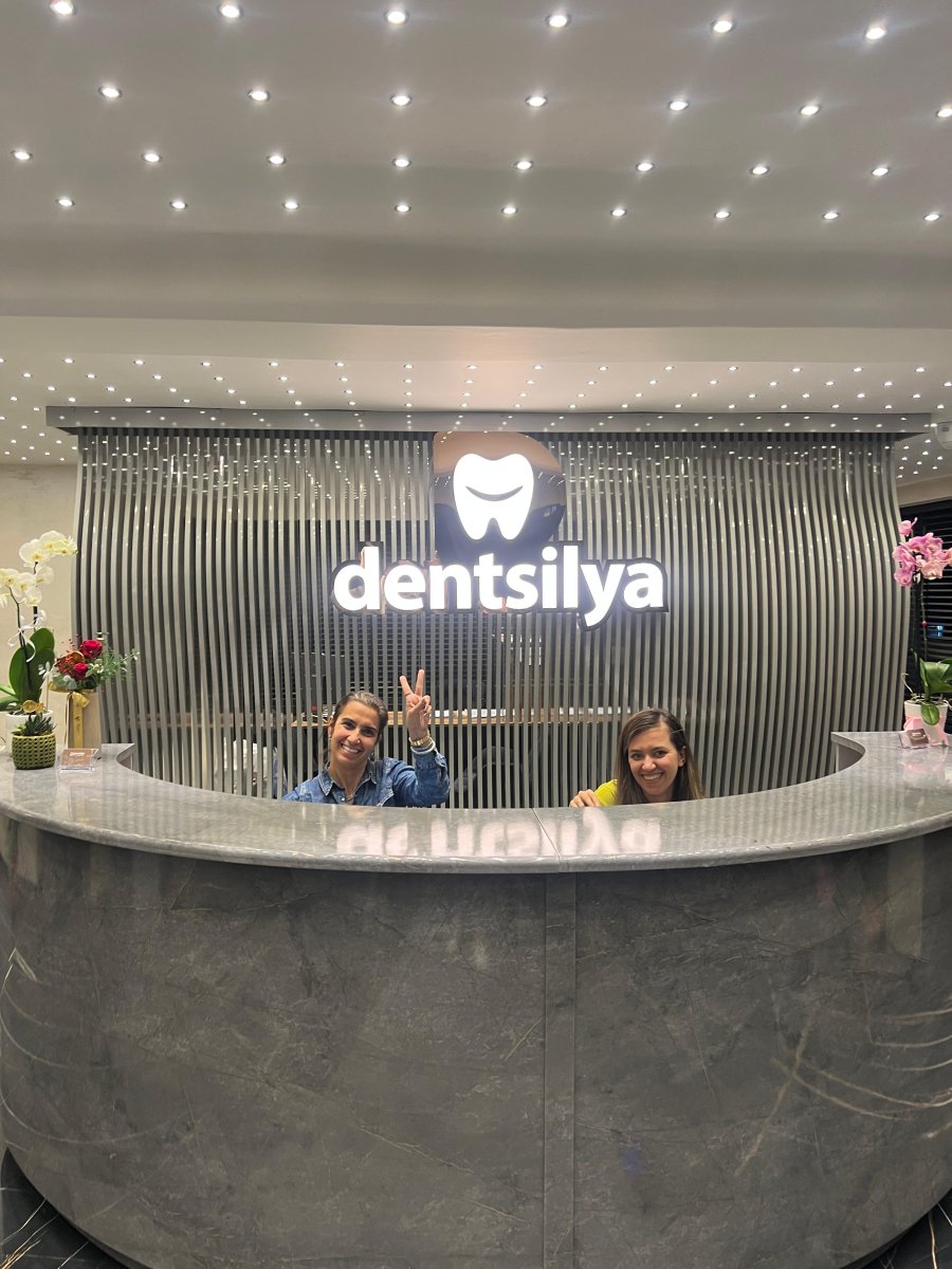 Moderne Rezeption der Dentsilya Zahnklinik mit freundlichem Personal und einladender Atmosphäre