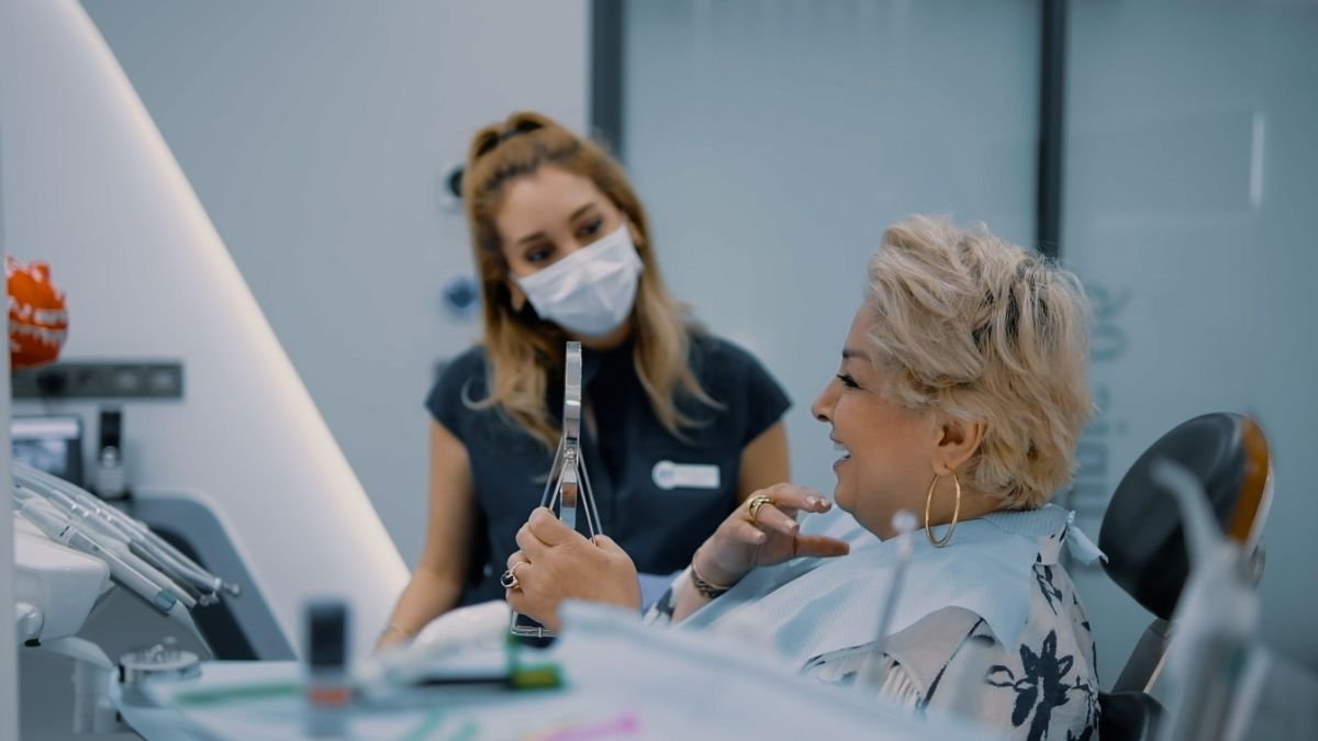 Результат протезування в Nifa Dent International – пацієнтка посміхається після лікування