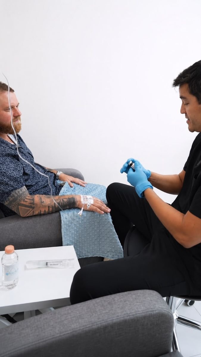 جلسة علاج الإكسوسومات بالتسريب الوريدي في Quantum Biohack Regenerative Medicine Clinic