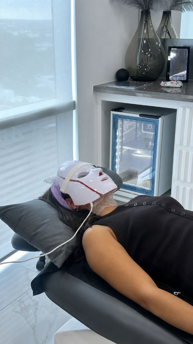 تجديد شباب الوجه بقناع LED في Quantum Biohack Regenerative Medicine Clinic