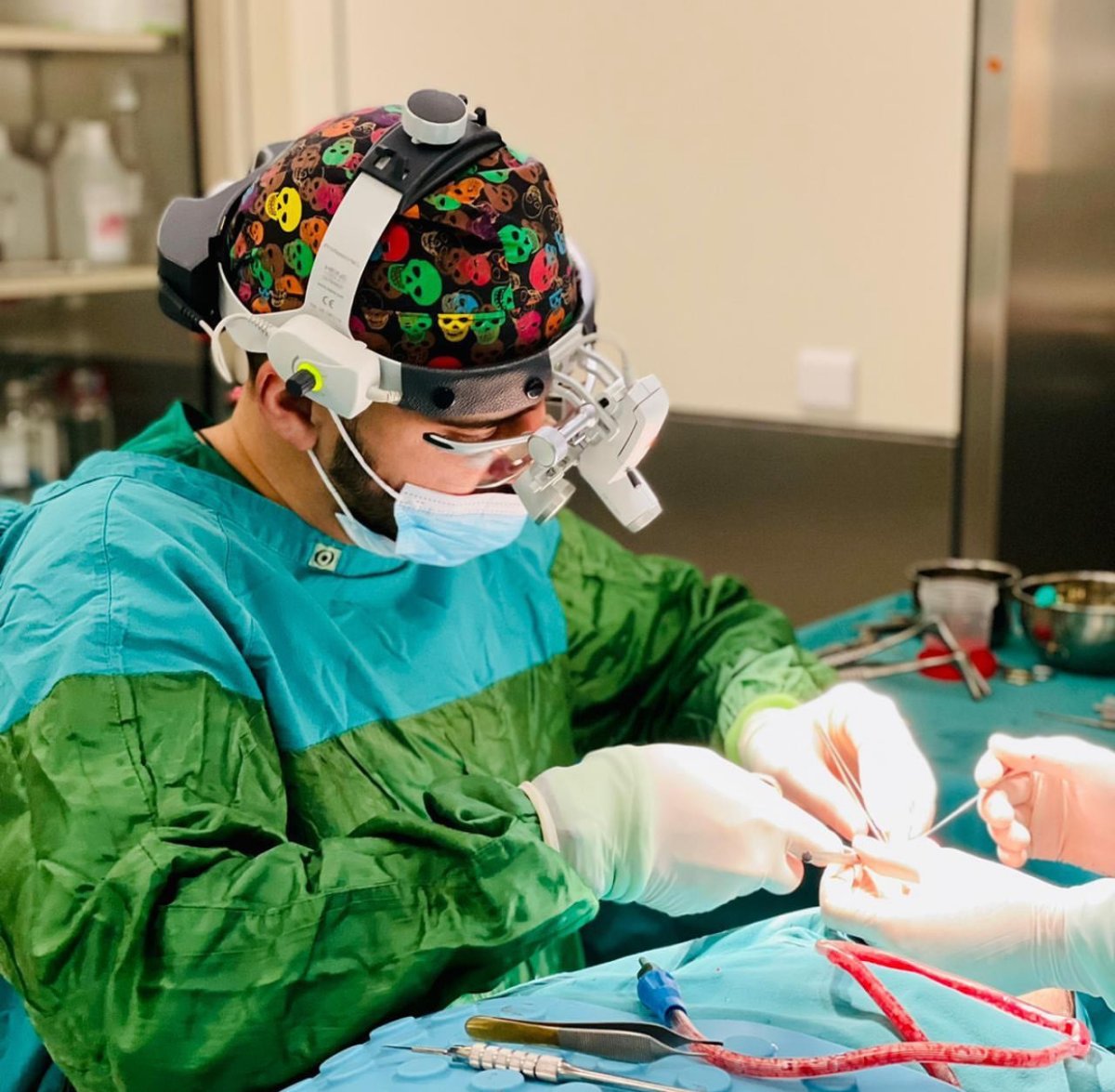 جراح يجري عملية تجميل الأنف في National Prime Hospital، جراحة أنف متقدمة