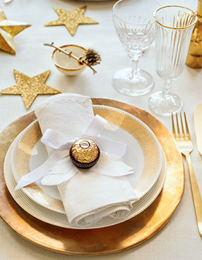 Tischdeko Goldene Engelsgabe mit Ferrero Rocher Tischdeko Goldene Engelsgabe mit Ferrero Rocher