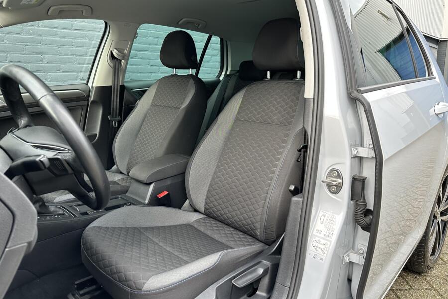 Volkswagen Golf 1.0 TSI 110pk | DSG | Blindspot | Stuurverwarming | Navi | 17 inch | Dubbele LED | Keyless
