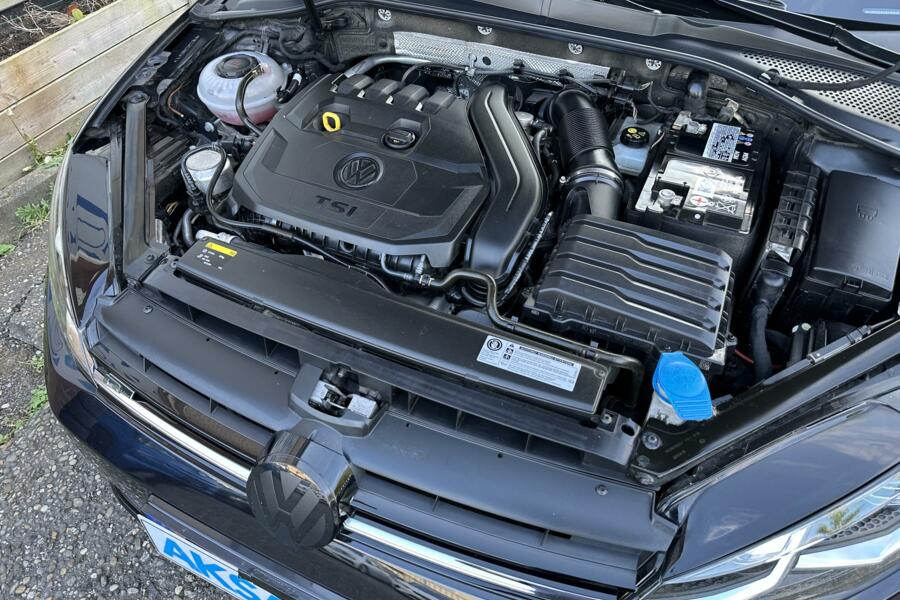 Volkswagen Golf 1.5 TSI R-Line | Pano DSG Virtuele Cockpit Keyless Massage Dynaudio LED Garantie