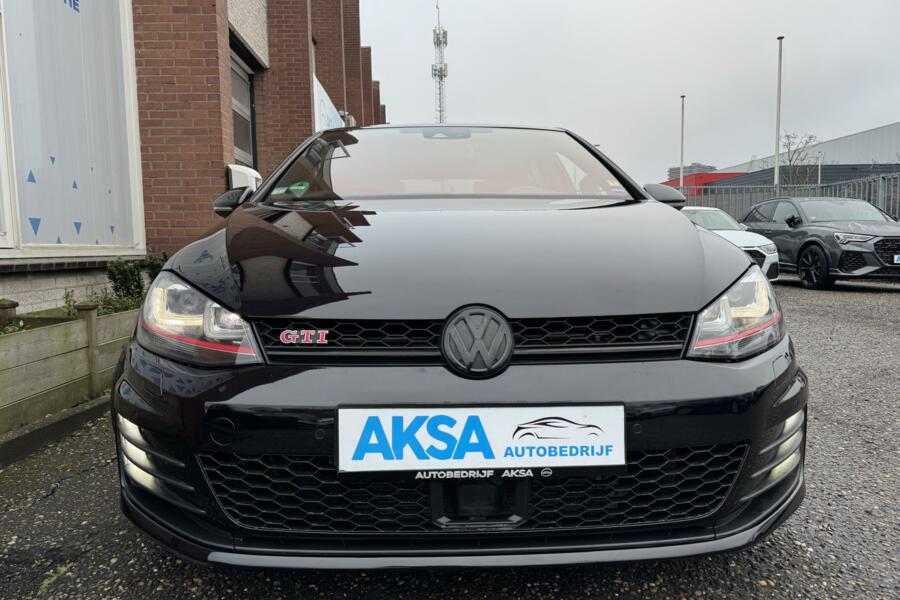 Volkswagen Golf 2.0 TSI GTI Performance 230pk Pano/DSG/Leder/19inch/Dynaudio/Camera/Verlaagd/Garantie/Inparkeren