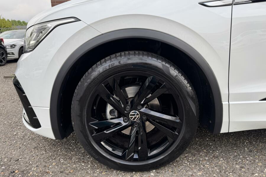 Volkswagen Tiguan 1.5 TSI 150pk R-Line 3 x R-Line Pano DSG Camera Keyless Matrix LED 19inch