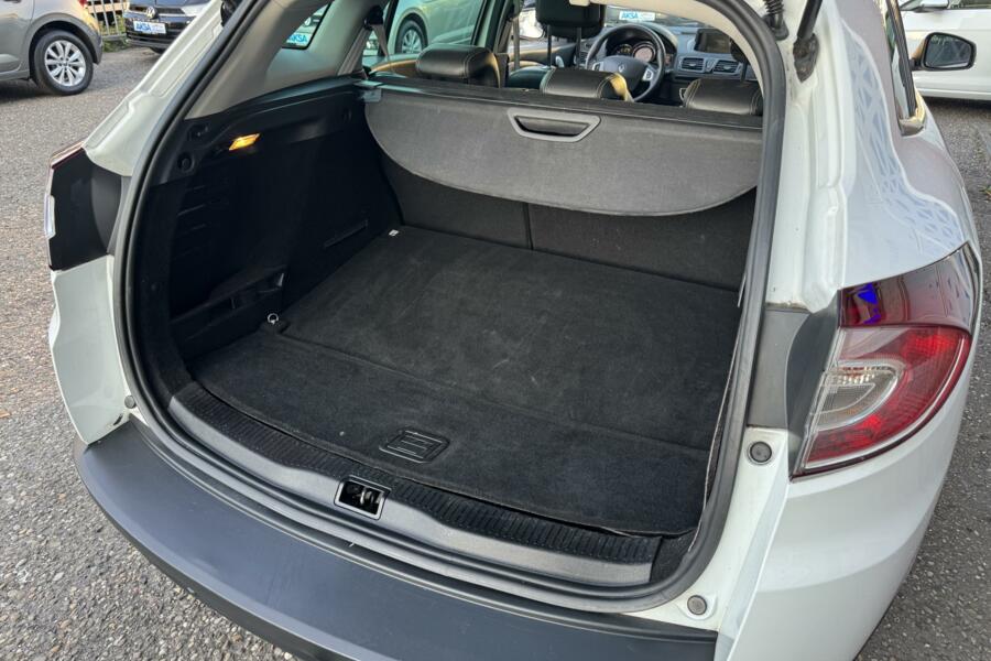 Renault Megane Estate 1.4 TCe Bose Schuifdak Cruise Navi Sportvelg Trekhaak Keyless