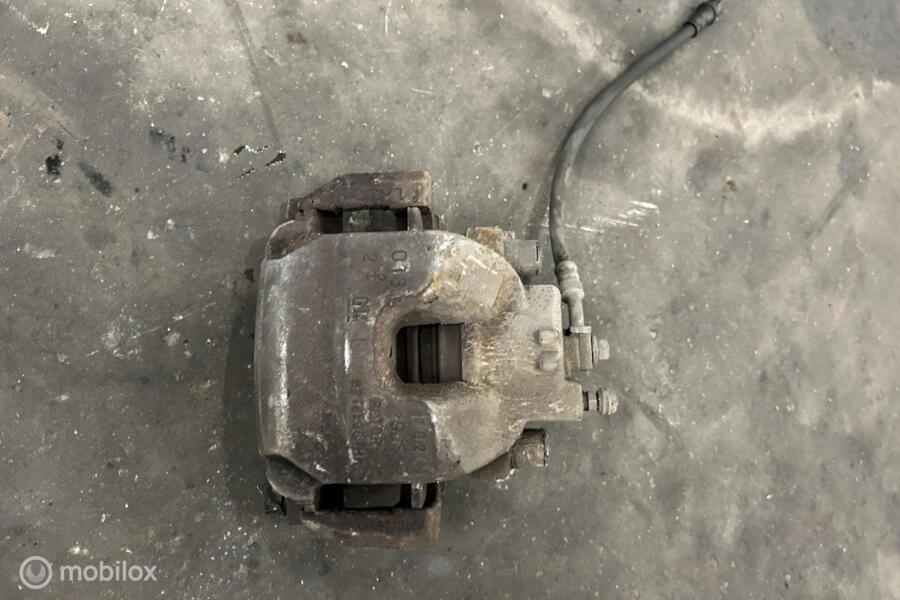 Remklauw linksvoor Opel Astra K 1.6 CDTI('16-'19) 39103794