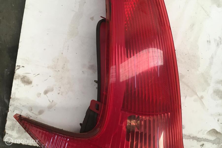 Achterlicht links Peugeot 206 SW ('02-'07) 9641540677