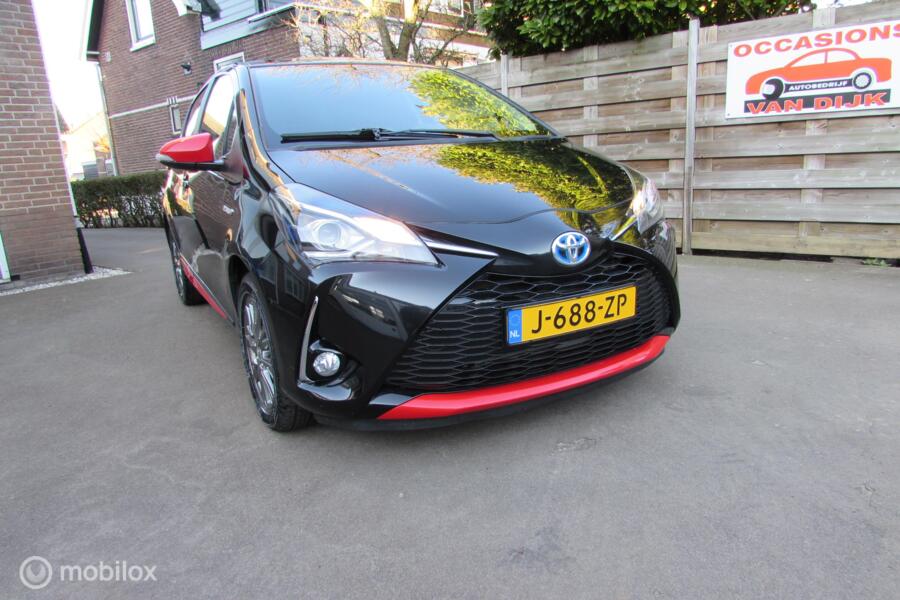 Toyota Yaris 1.5 Hybrid Design Red