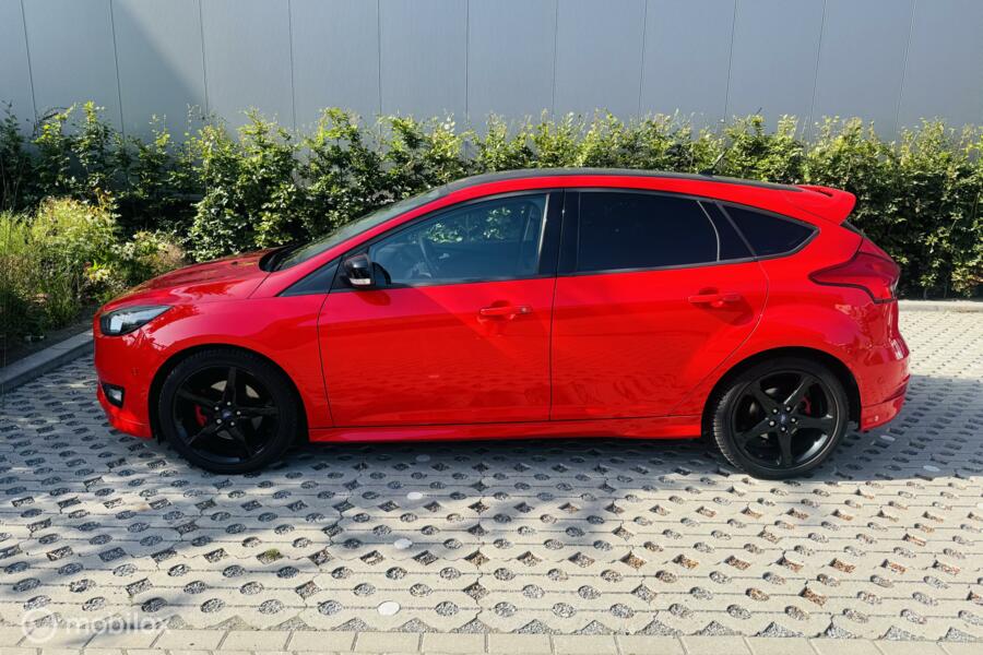 Ford Focus 1.5 Red Edition ST line Cruise 18 inch PDC Navi