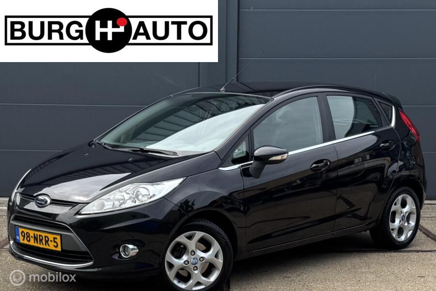 Ford Fiesta 1.25 Titanium 5 deurs - ECC - CRUISE CONTROLE - PARKEERSENSOREN ACHTER - LM VELGEN - BLUETOOTH - EL. INKLAPBARE BUITENSPIEGELS - NL AUTO - NAP - APK T/M 22-12-2025 -