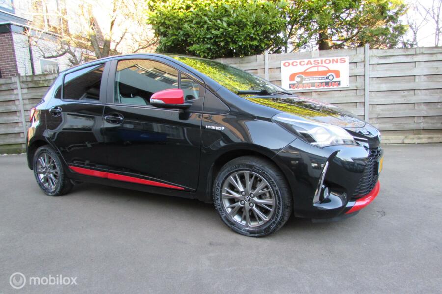 Toyota Yaris 1.5 Hybrid Design Red