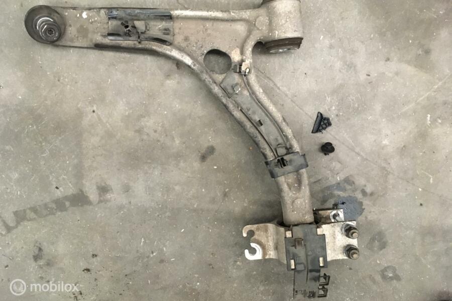 Draagarm linksvoor Mercedes A-klasse W176  A2463304700