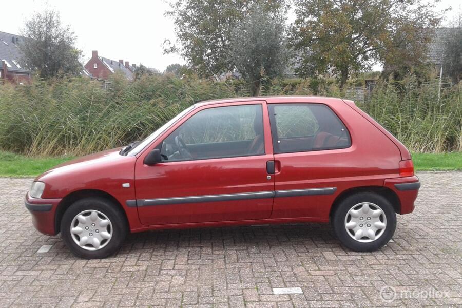 Peugeot 106 1.1 XR. Goed rijdend, blanke lak op wat plekjes losgelaten.