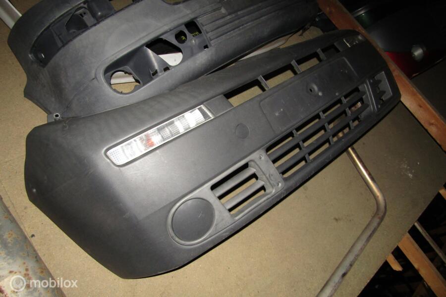 2x Voorbumper Vivaro Trafic Primastar bj '01 t/m '14