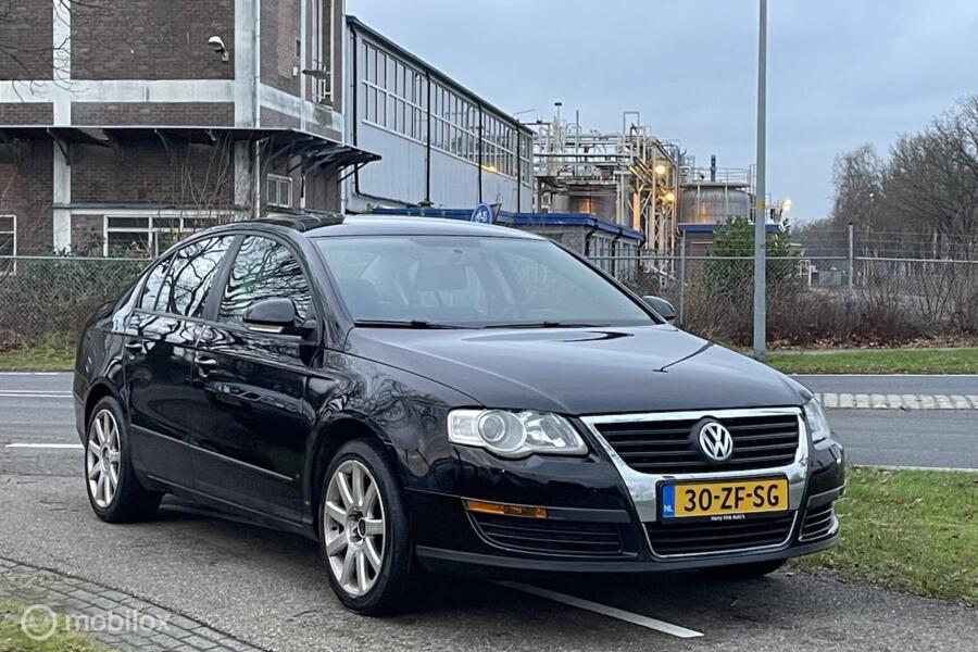Volkswagen Passat 1.6 Businessline | Navigatie | Trekhaak | LMV