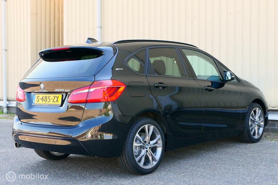 BMW 2-serie Active Tourer 225XE Sport Line - leer - LED - 18 inch