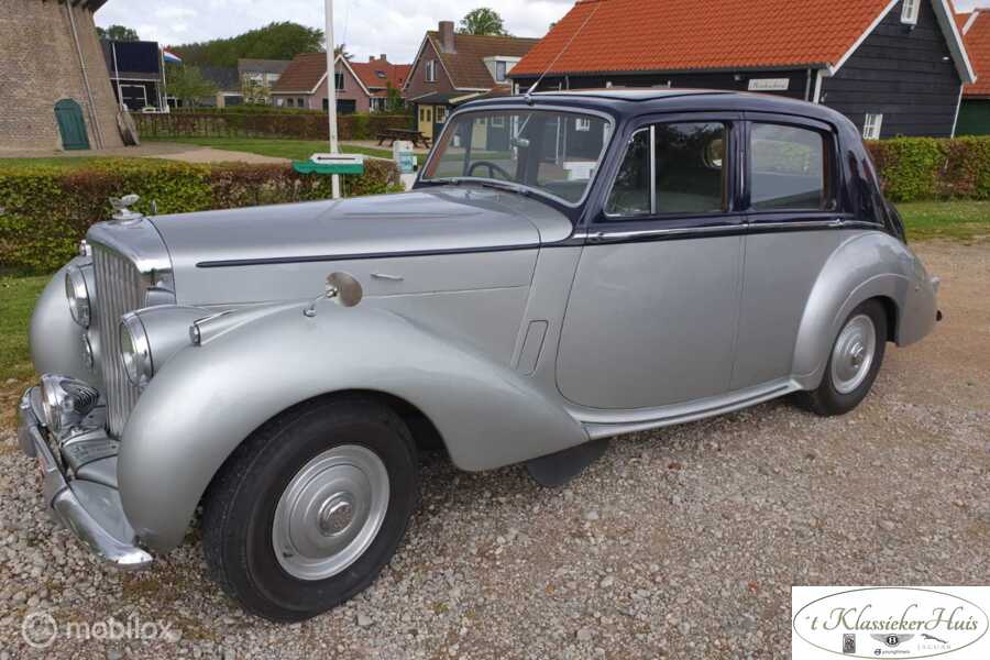 Bentley R-type saloon