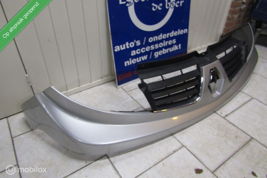 Grill zilvergrijs Renault Trafic bj 2007 tm 2017 nette staat