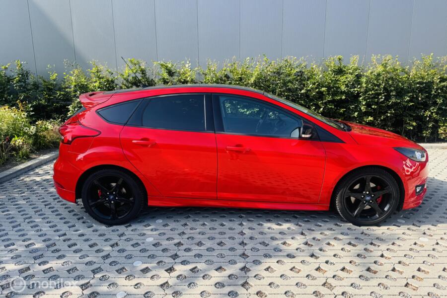 Ford Focus 1.5 Red Edition ST line Cruise 18 inch PDC Navi