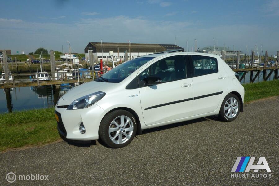 Toyota Yaris 1.5 Full Hybrid Dynamic Aut. 2013, 5D 100Pk, Schuifdak, Trekhaak, Wit