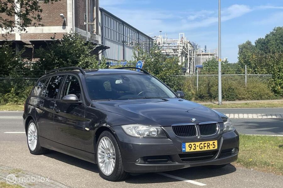 BMW 3-serie Touring 318i Business Line AUTOMAAT Navigatie Parkeersensoren Climate Control