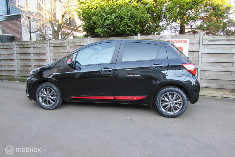 Toyota Yaris 1.5 Hybrid Design Red