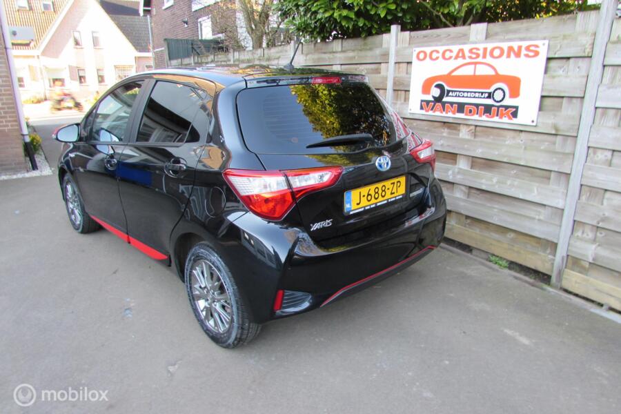 Toyota Yaris 1.5 Hybrid Design Red