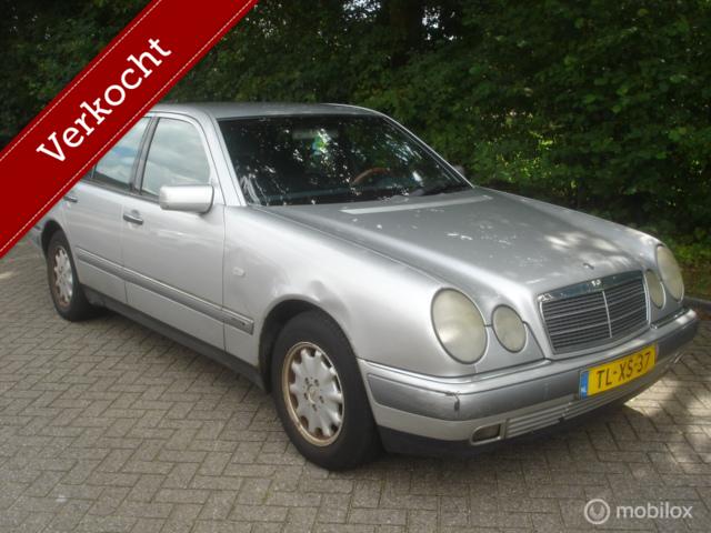 Mercedes E-klasse 200 Elegance  Aut. - Airco  Koppakking lek