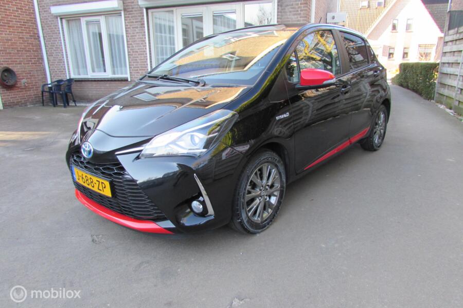 Toyota Yaris 1.5 Hybrid Design Red