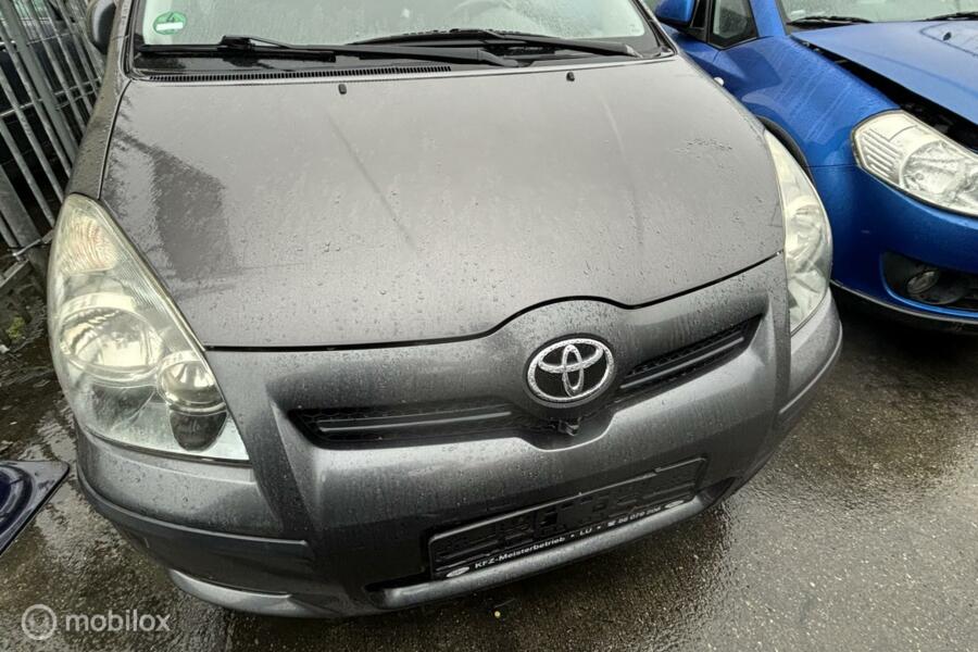 Voorbumper  Toyota Corolla Verso ('02-'06)
