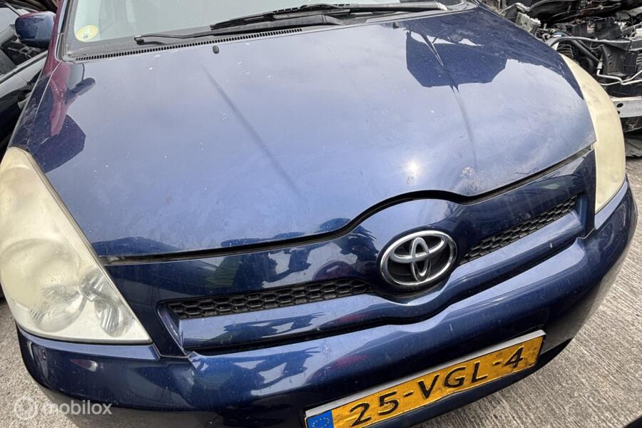 Voorbumper Toyota Corolla Verso ('02-'06)