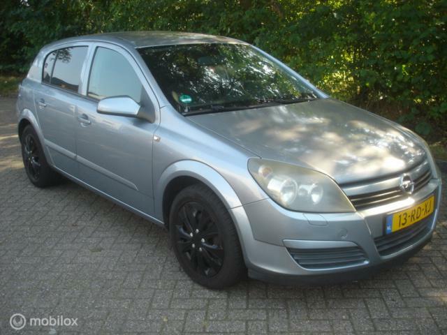 Opel Astra 1.6 I 16V Elegance Airco - Cruise. Motor rookt