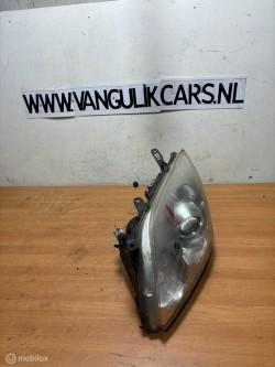 Koplamp  links Toyota Avensis Verso ('01-'06)