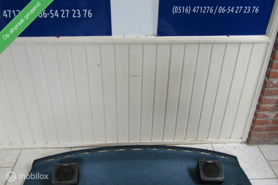 hoedeplank blauw opel rekord E sedan met boxen
