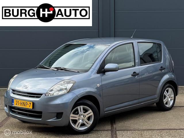 Daihatsu Sirion 2 1.0-12V Premium - AIRCO - ELEKTR. RAMEN + SPIEGELS - LM VELGEN - RADIO/CD - STUURBEKRACHTIGING - NL AUTO - NAP - APK T/M 27-01-2026 -