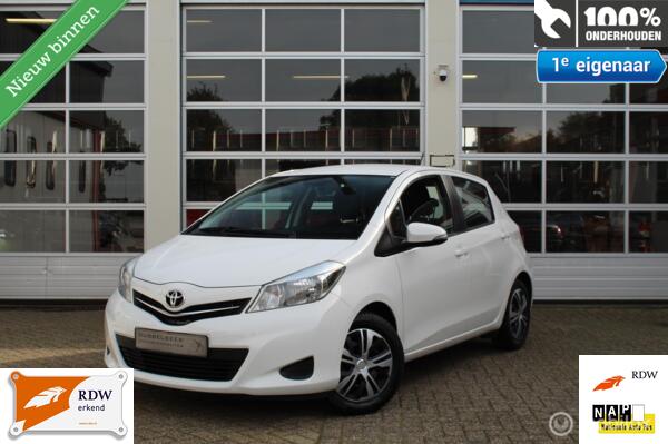 Toyota Yaris 1.0-12V VVT-I 5-DEURS Aspiration/Comfort ACHTERUITRIJCAMERA BLUETOOTH HANDSFREE TEL.CARKIT&MEDIA STREAMING/INTERFACE Airconditioning Multifunctioneel Stuurwiel Lederstuur Boordcomputer In Hoogte Verst.Voorstoel Centr.Deurvergr. Elek.Ramen Stu