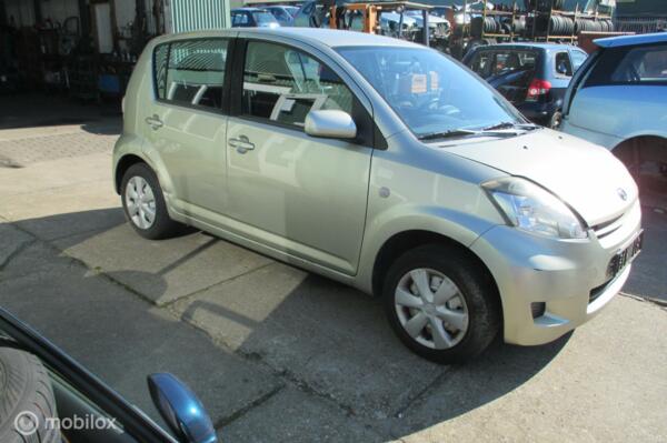 Onderdelen Daihatsu Sirion 2 1.0-12V Premium 2009