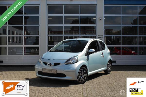 Toyota Aygo 1.0-12V + 3-Deurs Ice Blue Airconditioning Groot Entertainmentscherm Centrale vergrendeling op Afstandbed. Elek.Ramen Stuurbekrachtiging Dubbele Airbags 12Volt Aansluiting Isofix Privacy-/Zonwerend Glas Métallic-/Parelmoerlak NIEUWE APK!