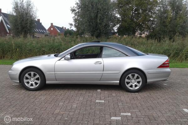 Zeer mooie in twee kleurige CL 600 met slechts 89000 km . Dak is gewrapt kan dus verwijdert worden.