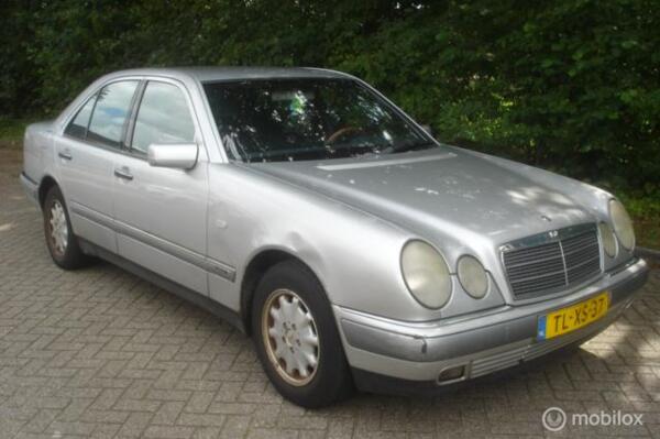 Mercedes E-klasse 200 Elegance  Aut. - Airco  Koppakking lek