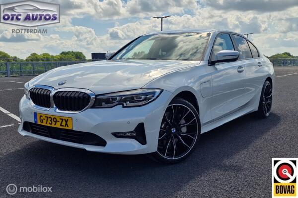 BMW 3-serie 330e High Executive M SPORT - PARELMOER WIT  AUTOMAAT - DRAADLOZE CARPLAY STOELVERWARMING -NIEUWE 19 INCH VELGEN MET BANDEN EXTRA SET BMW VELGEN+WINTERBANDEN